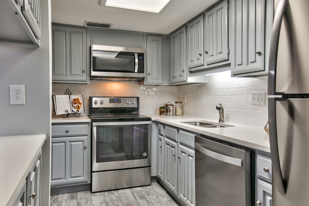 Kitchen - transitional kitchen idea in Austin