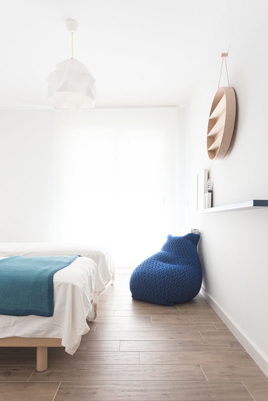 Photo of a small mediterranean gender-neutral kids' bedroom for kids 4-10 years old in Other with white walls, ceramic floors and brown floor.