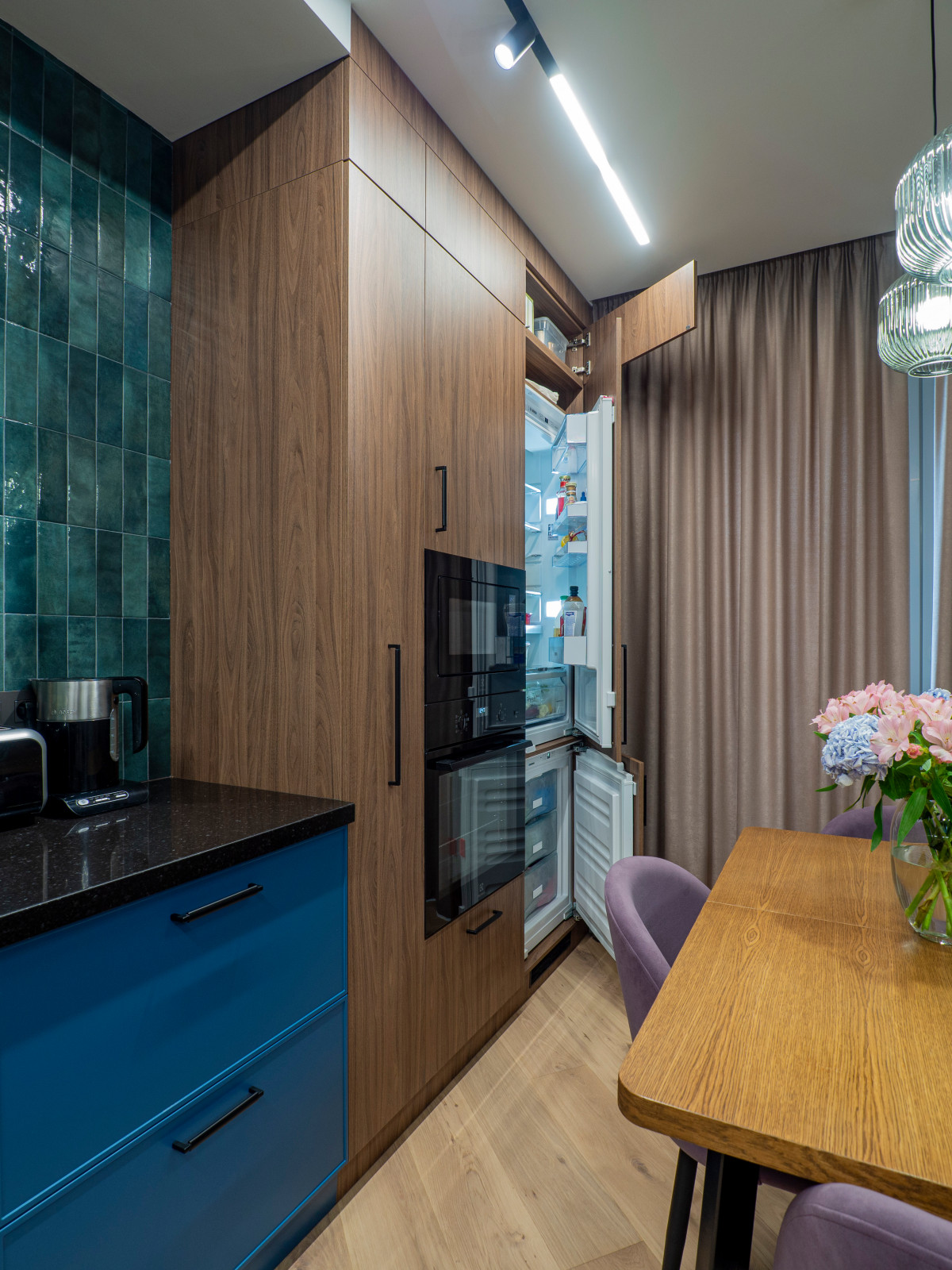 Кухня в современном стиле со встроенным аквариумом