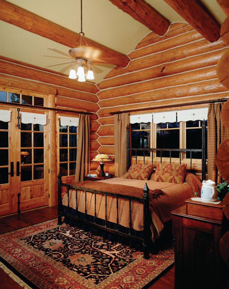 Geräumiges Shabby-Style Gästezimmer mit dunklem Holzboden