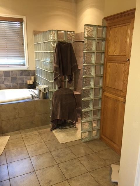 Transitional bathroom photo in Austin