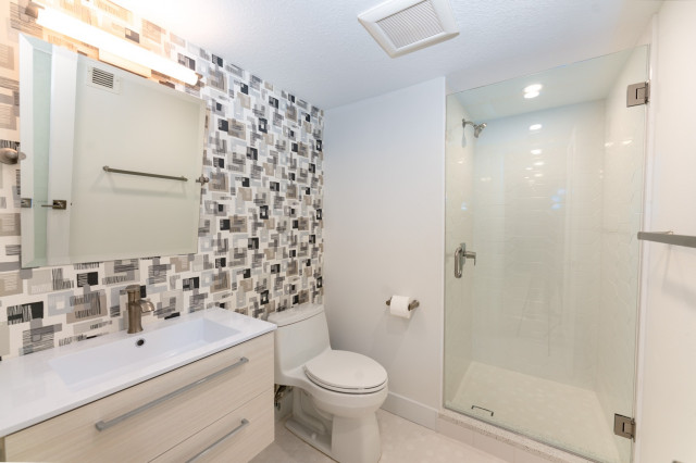 Feature Wall Bathroom modern-badezimmer