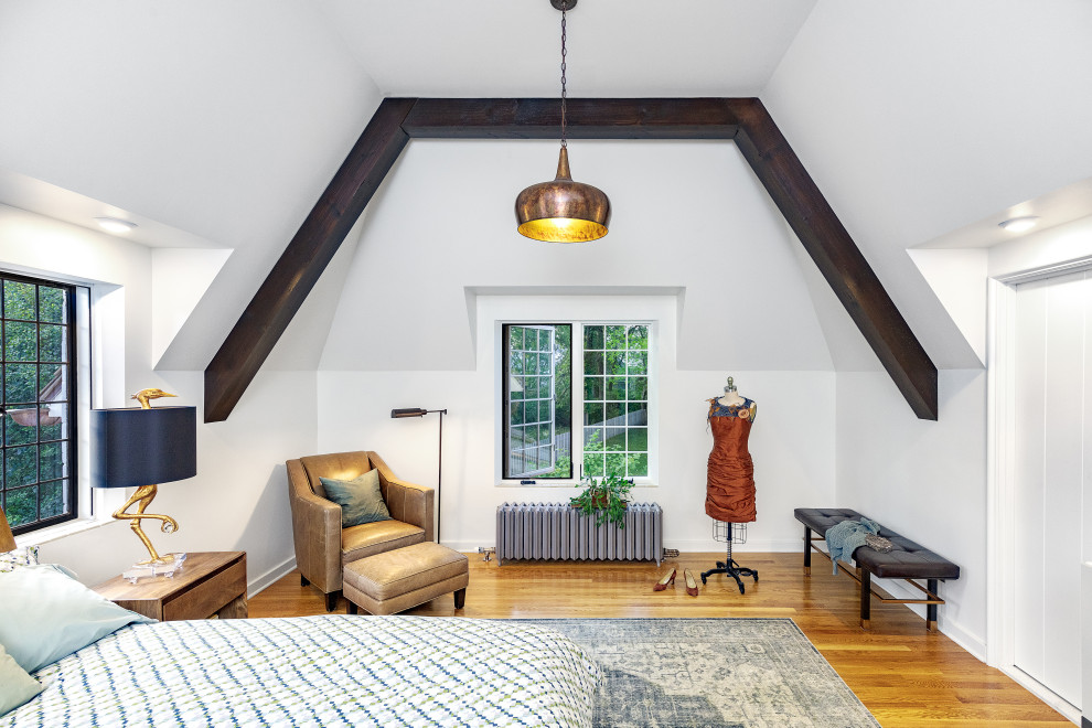 Свежая идея для дизайна: хозяйская спальня среднего размера в стиле фьюжн с белыми стенами, паркетным полом среднего тона, коричневым полом и балками на потолке - отличное фото интерьера