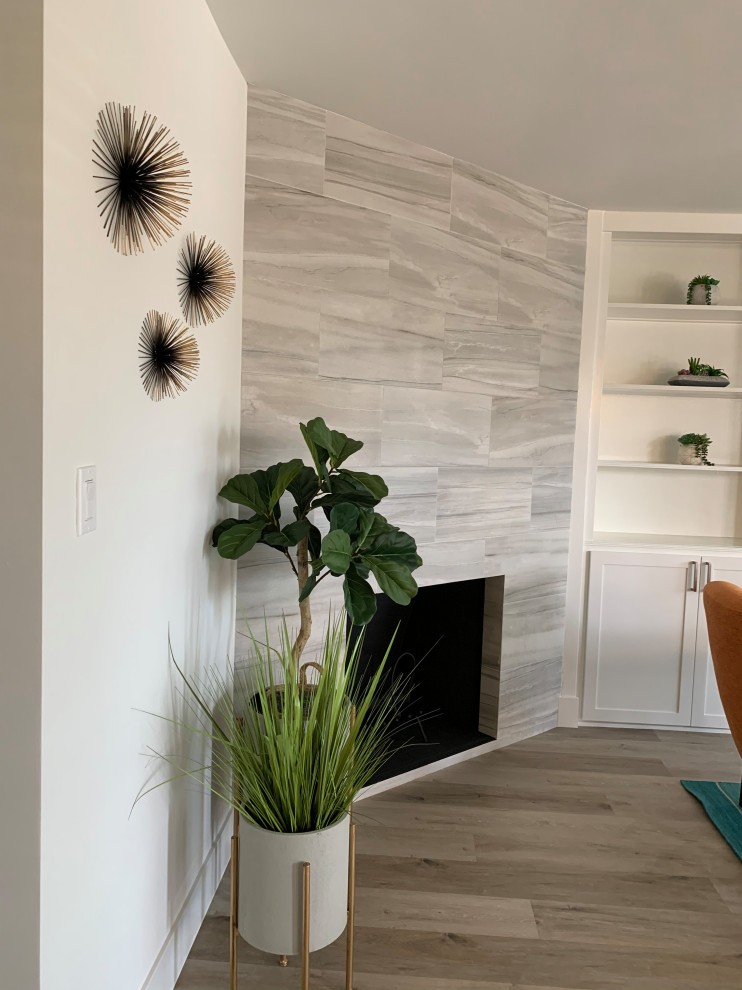 Kleines Maritimes Wohnzimmer mit weißer Wandfarbe, Vinylboden, Eckkamin und beigem Boden in Sonstige
