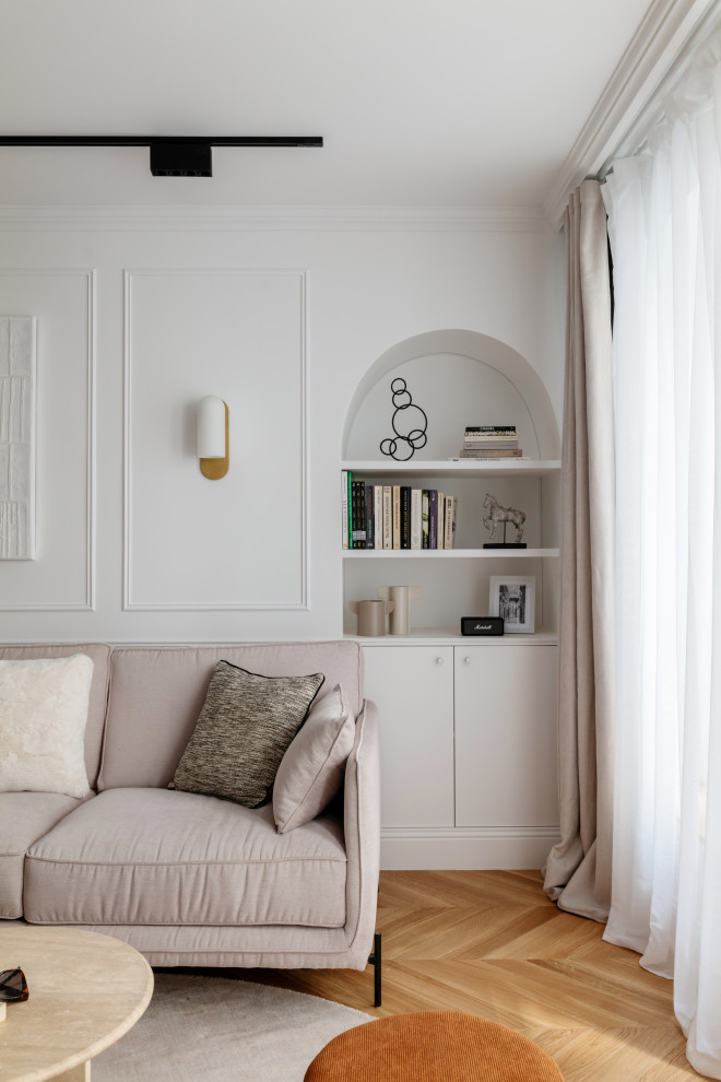 Immagine di un soggiorno chic di medie dimensioni e aperto con pareti bianche, parquet chiaro, TV a parete, pavimento marrone e boiserie