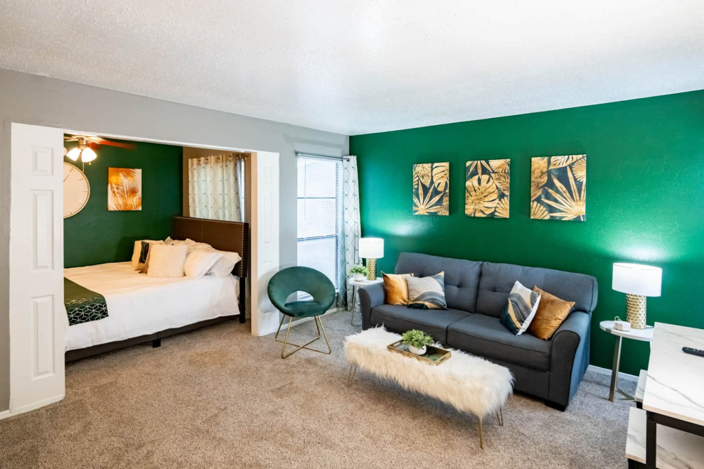 Klassisches Wohnzimmer mit grüner Wandfarbe in Dallas