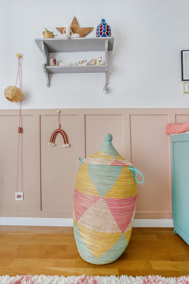 Идея дизайна: комната для малыша среднего размера в стиле фьюжн с розовыми стенами, паркетным полом среднего тона и коричневым полом для девочки