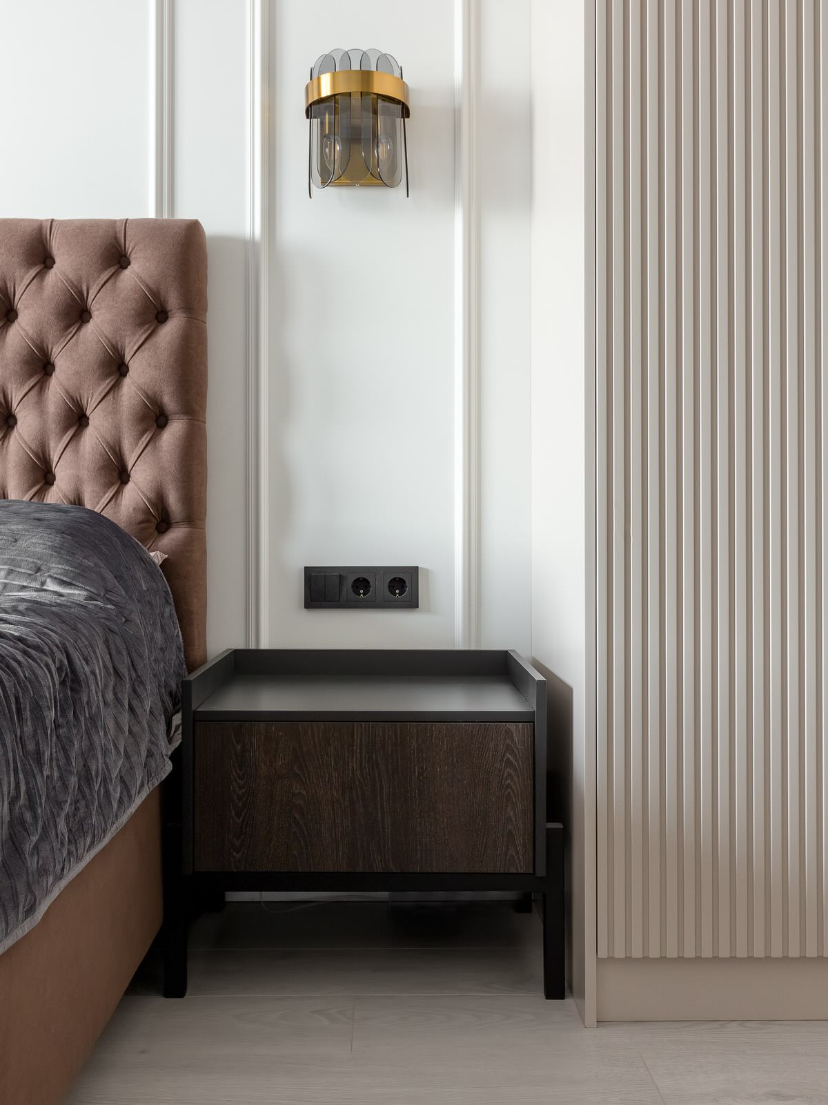 Прикроватные тумбы с фасадами под текстуру дерева