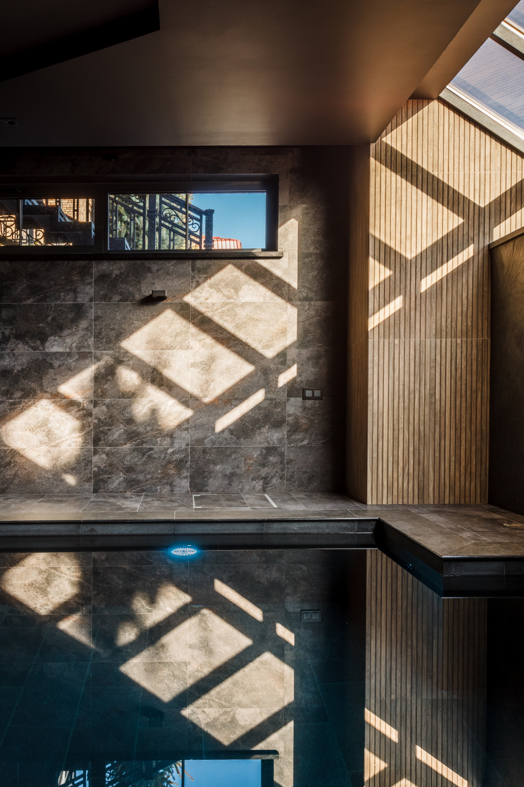 Сауна с бассейном в цоколе частного дома.