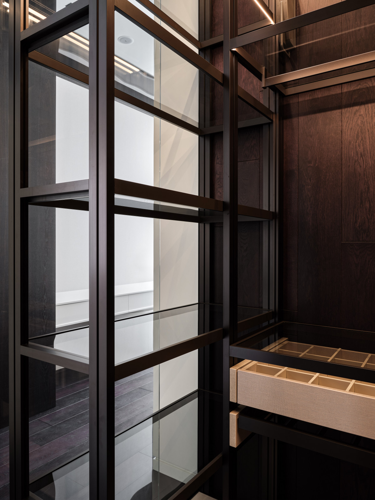 Стеклянная гардеробная система