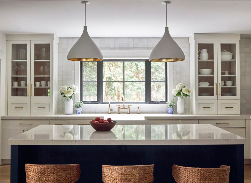 Bild på ett stort vintage flerfärgad flerfärgat kök, med en rustik diskho, skåp i shakerstil, vita skåp, bänkskiva i kvarts, vitt stänkskydd, integrerade vitvaror, mellanmörkt trägolv, en köksö och brunt golv