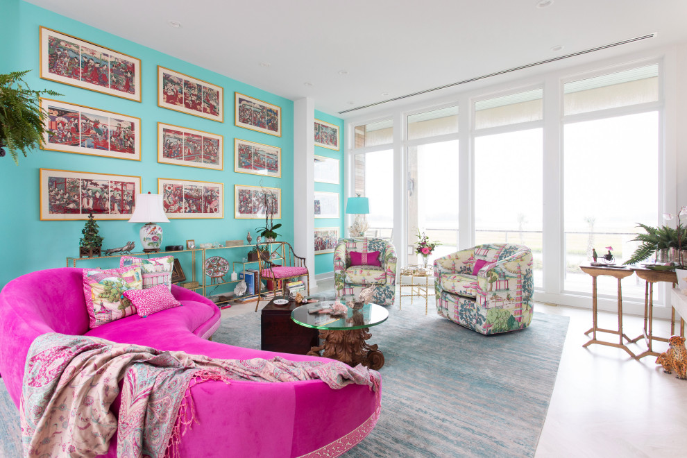 Immagine di un soggiorno eclettico di medie dimensioni e aperto con sala formale, pareti blu, parquet chiaro, camino bifacciale, cornice del camino in pietra ricostruita e pavimento beige
