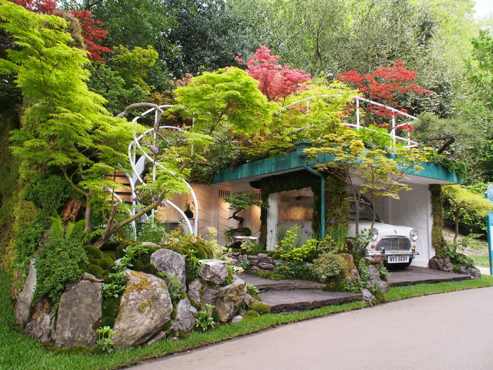Example of a mid-sized detached one-car carport design in Tokyo