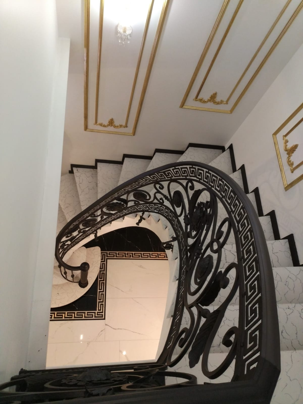 Радиусное перильное ограждение внутри дома