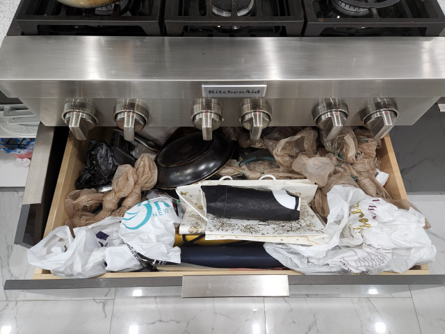 Kitchen Storage - Before moderno-cocina
