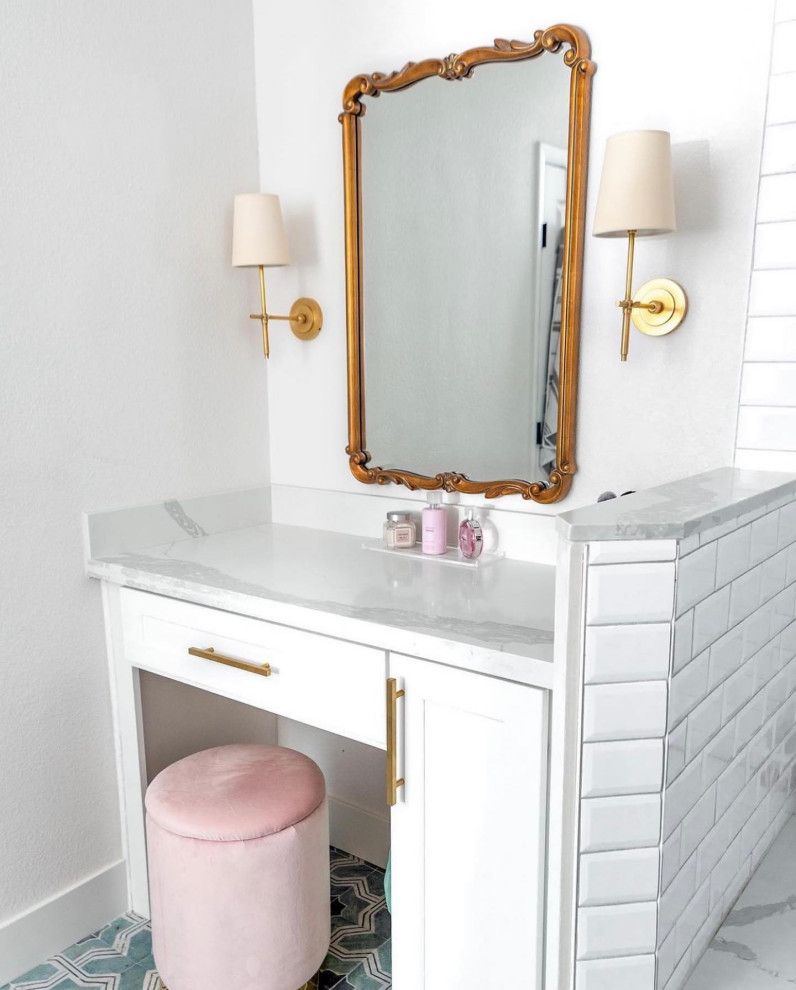 Foto di un grande bagno di servizio minimalista con ante in stile shaker, ante bianche, pareti bianche, pavimento con piastrelle a mosaico, lavabo sottopiano, top in quarzo composito, pavimento multicolore, top multicolore e mobile bagno freestanding