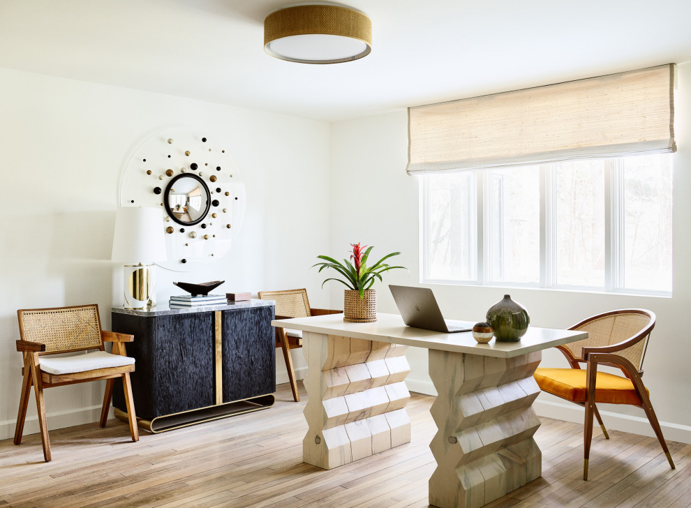 Cette image montre un bureau minimaliste de taille moyenne avec un sol en bois brun, aucune cheminée et un bureau indépendant.