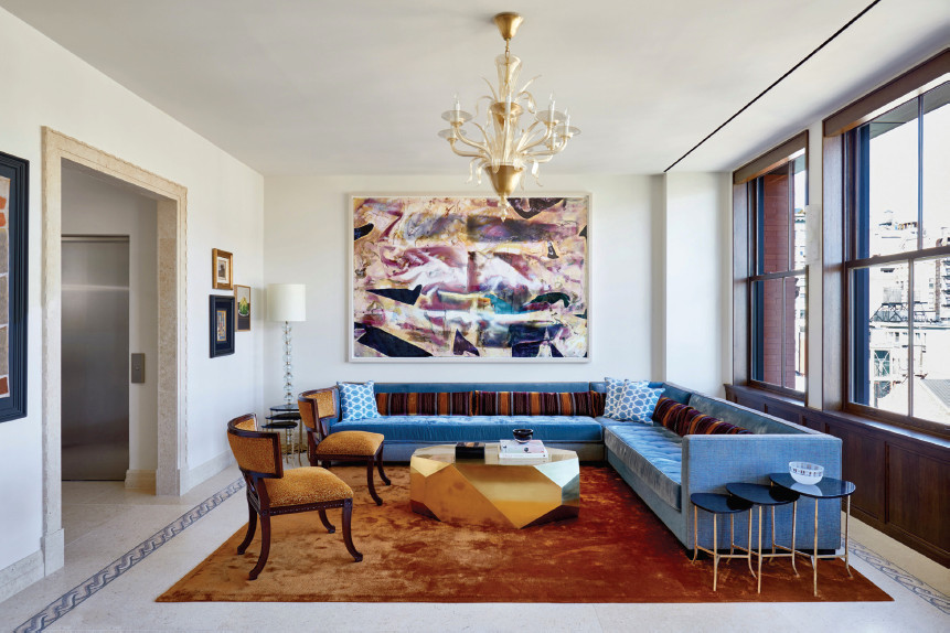 ニューヨークにあるラグジュアリーな広いエクレクティックスタイルのおしゃれなリビング (白い壁、セラミックタイルの床、標準型暖炉、石材の暖炉まわり、テレビなし、白い床) の写真