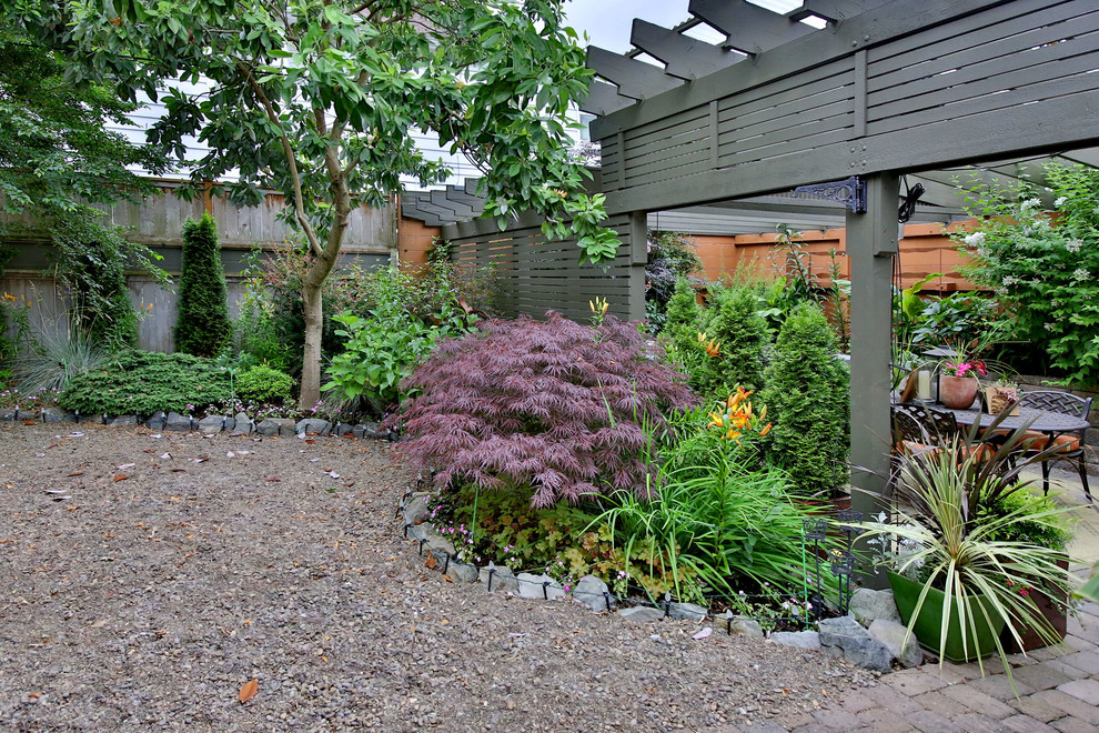 Design ideas for a traditional garden in Portland with brick pavers.