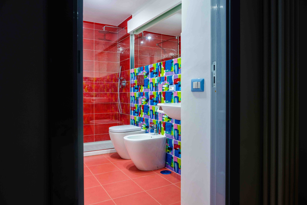 На фото: ванная комната среднего размера в стиле фьюжн с душем без бортиков, разноцветной плиткой, керамической плиткой, полом из керамогранита, душевой кабиной, красным полом, душем с раздвижными дверями, тумбой под одну раковину, открытыми фасадами, красными фасадами, раздельным унитазом, разноцветными стенами, подвесной раковиной, мраморной столешницей, белой столешницей и напольной тумбой
