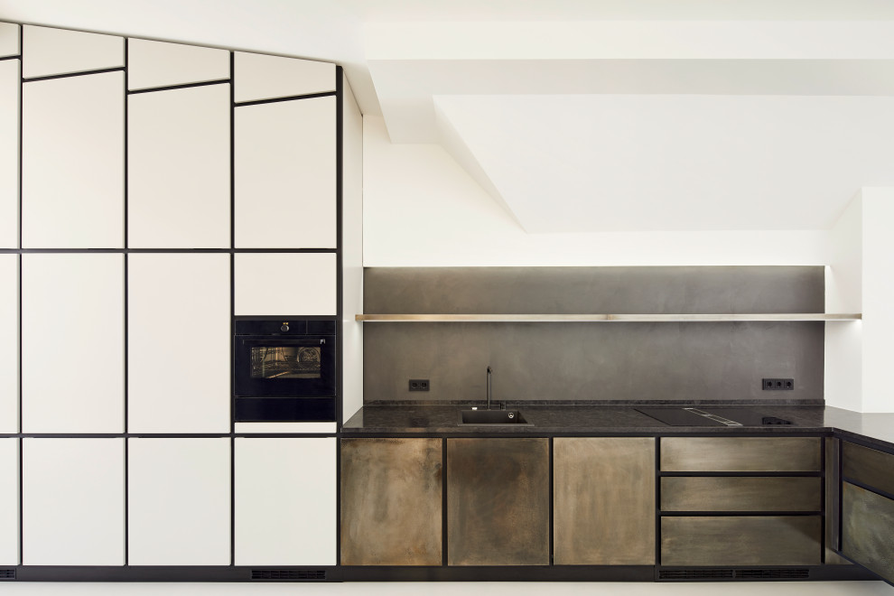 Offene, Große Moderne grifflose Küche in L-Form mit Unterbauwaschbecken, flächenbündigen Schrankfronten, braunen Schränken, Granit-Arbeitsplatte, Küchenrückwand in Grau, Betonboden, Halbinsel, beigem Boden und grauer Arbeitsplatte in Berlin