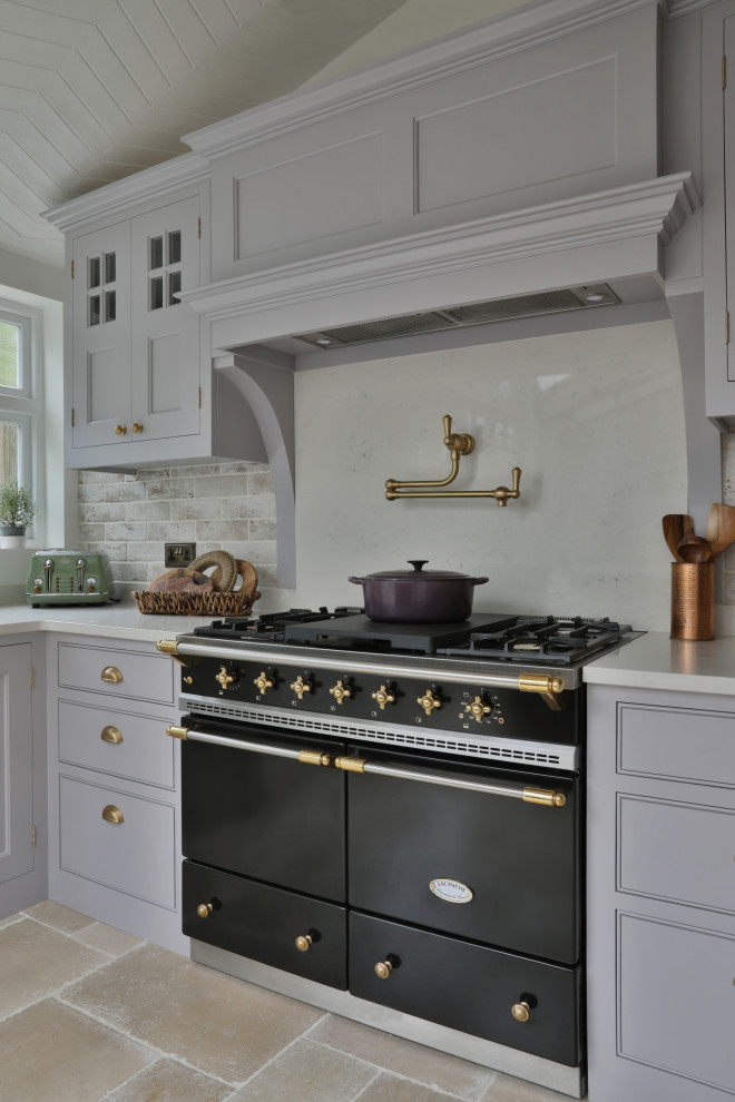 Inspiration för små klassiska vitt kök, med en enkel diskho, skåp i shakerstil, grå skåp, bänkskiva i kvartsit, svarta vitvaror, klinkergolv i terrakotta, en köksö och vitt stänkskydd