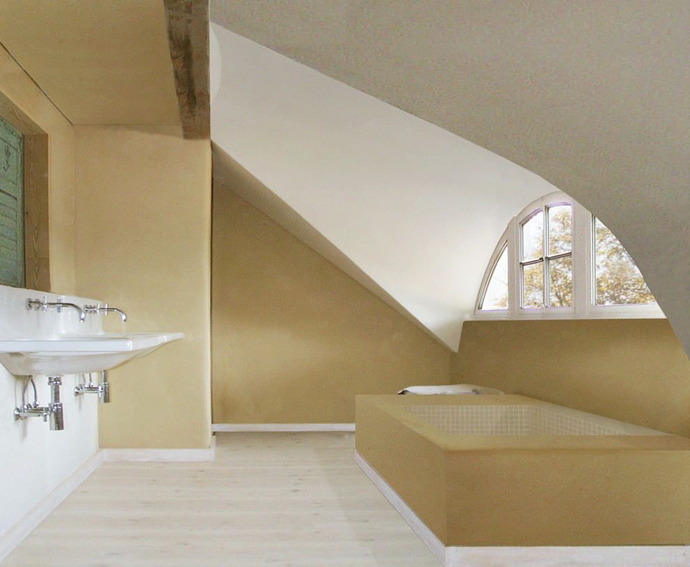 Badezimmer With Trogwaschbecken, freistehender Badewanne, bodengleicher Dusche, Wandtoilette, gelben Fliesen, Mosaikfliesen, gelber Wandfarbe and hellem Holzboden in Berlin