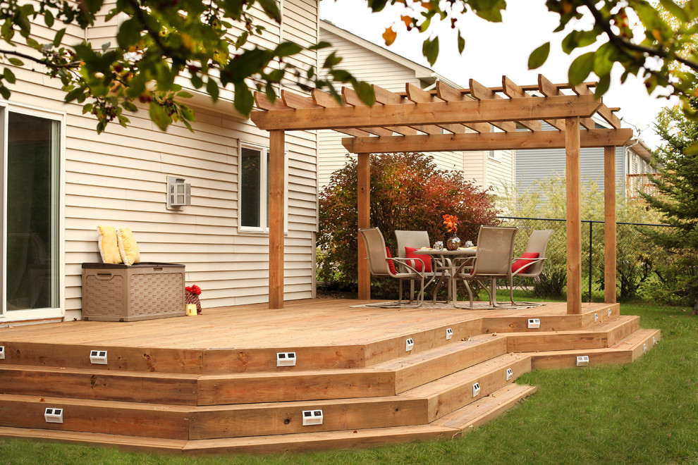 Mittelgroße Pergola Terrasse hinter dem Haus in Minneapolis