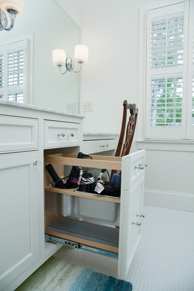 Transitional home design photo in Atlanta