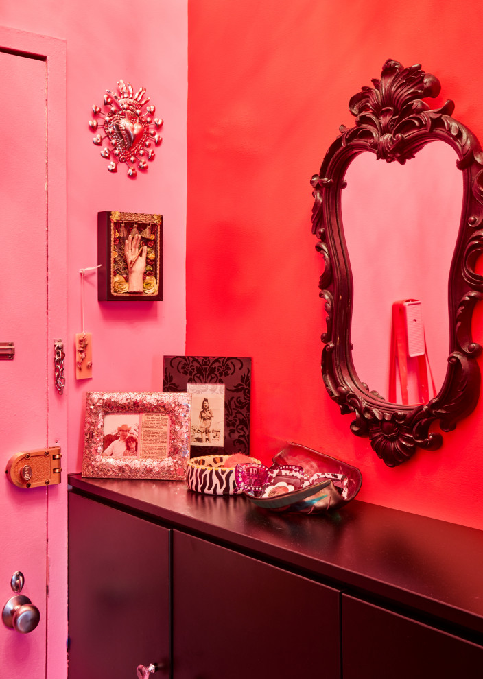 Ispirazione per una piccola porta d'ingresso eclettica con pareti rosse, parquet chiaro, una porta singola e pavimento beige
