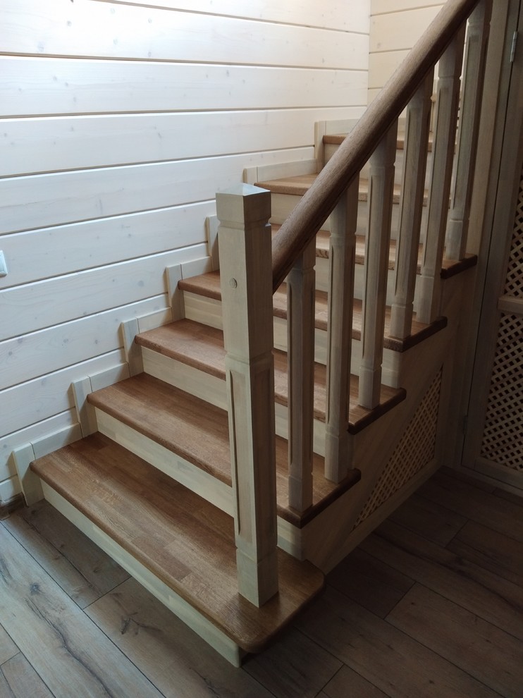 Лестница из дуба в дом из бруса