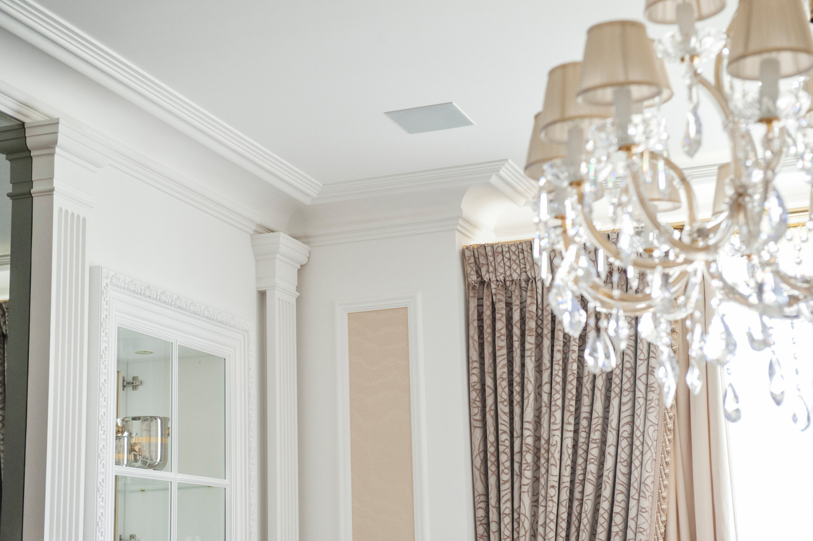 Домашний кинотеатр в гостиной.