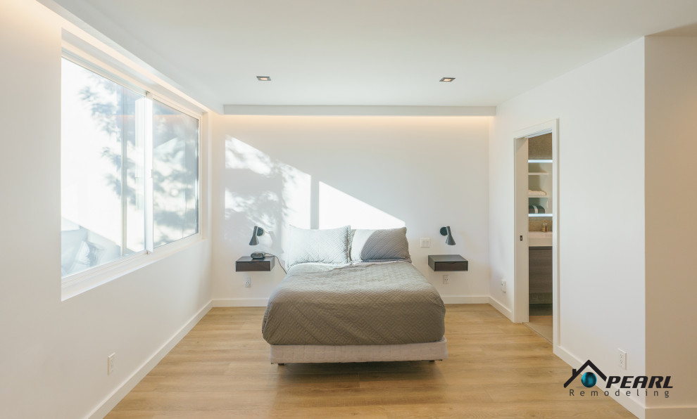 Réalisation d'une petite chambre mansardée ou avec mezzanine minimaliste avec un mur gris, parquet clair, un sol beige et un plafond voûté.
