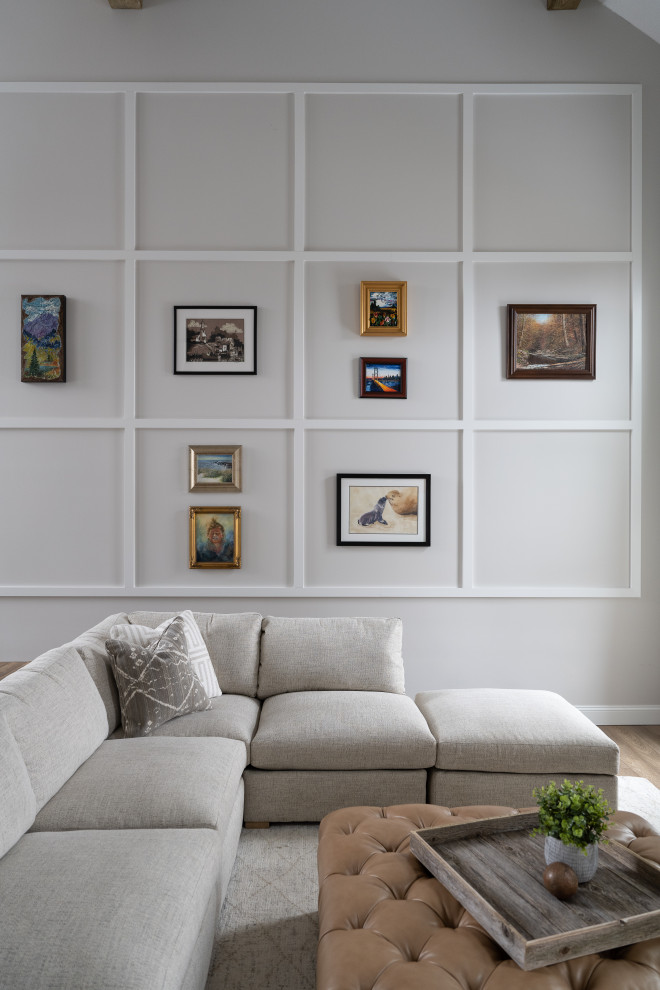 インディアナポリスにある高級な中くらいな北欧スタイルのおしゃれなリビング (白い壁、無垢フローリング、標準型暖炉、コンクリートの暖炉まわり、壁掛け型テレビ) の写真