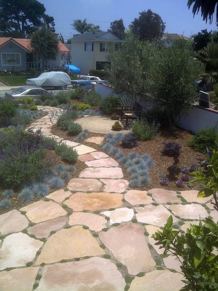 Photo of a mediterranean landscaping in Los Angeles.