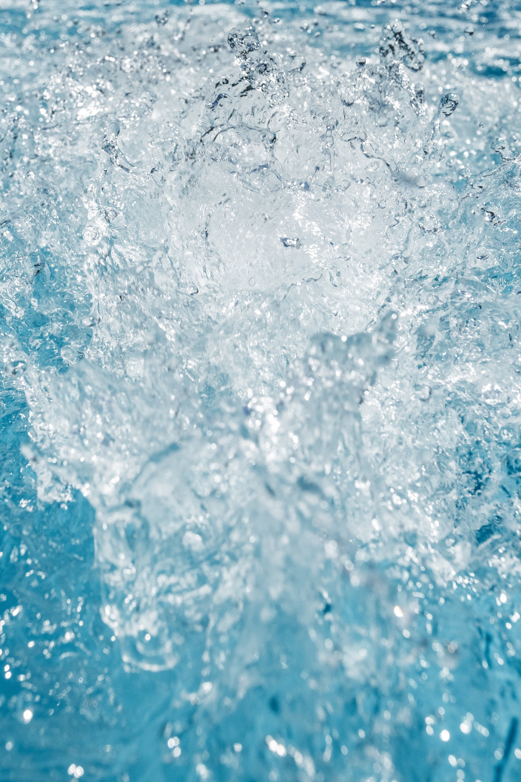 Композитный бассейн на территории частного дома.