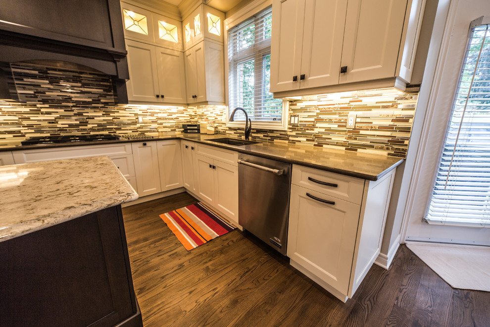 Kitchen - transitional kitchen idea in Toronto