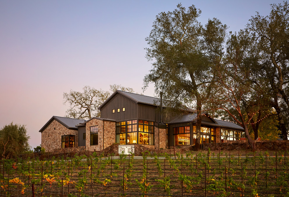 Example of a country home design design in San Francisco