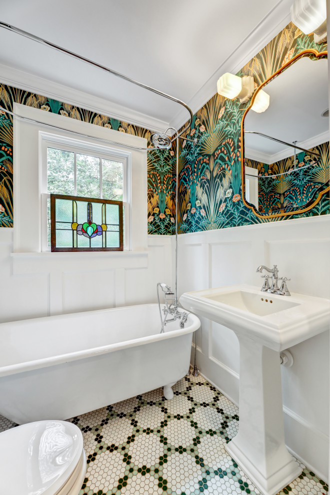 Cette photo montre une salle d'eau de taille moyenne avec une baignoire sur pieds, un combiné douche/baignoire, un mur multicolore, un sol en carrelage de terre cuite, meuble simple vasque, meuble-lavabo sur pied et du papier peint.