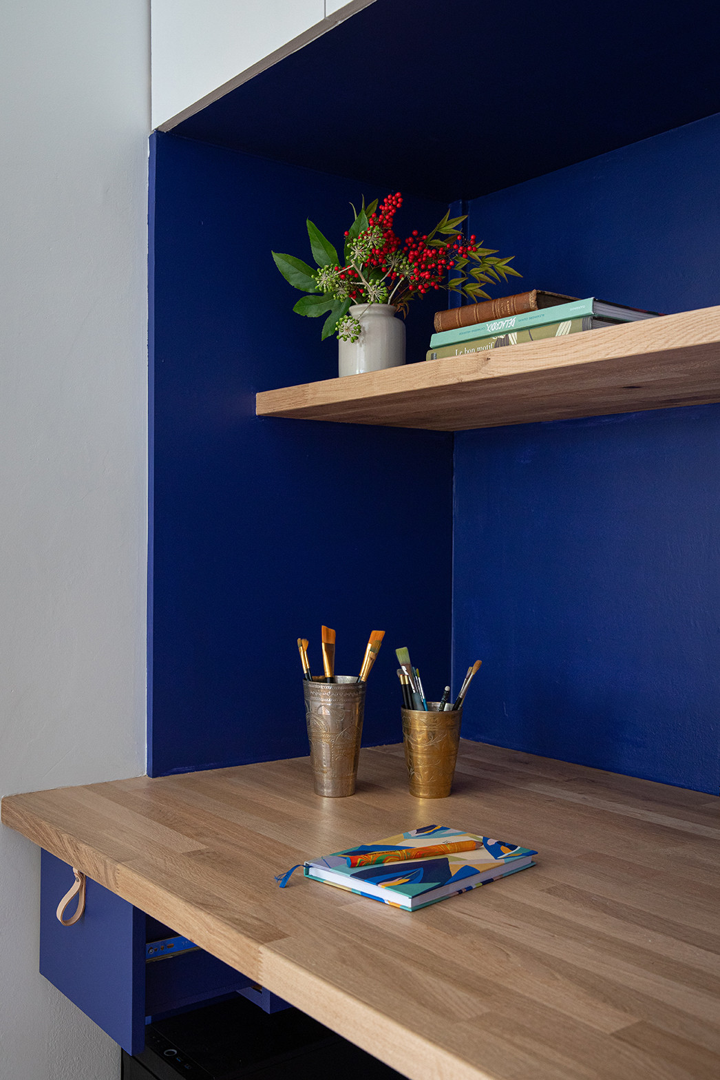 Bureau intégré et rangements sur mesure dans l'entrée d'un appartement