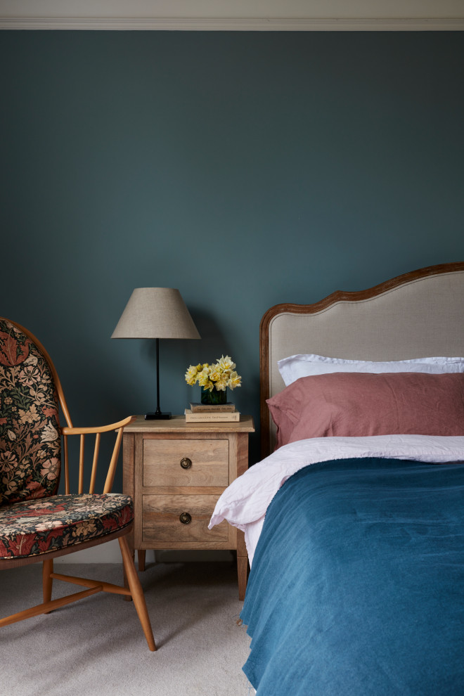 Источник вдохновения для домашнего уюта: большая хозяйская спальня в викторианском стиле с синими стенами, ковровым покрытием, фасадом камина из камня и бежевым полом