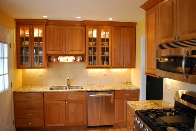 Simple Kitchen With Rich Cherry Cabinets American Traditional
