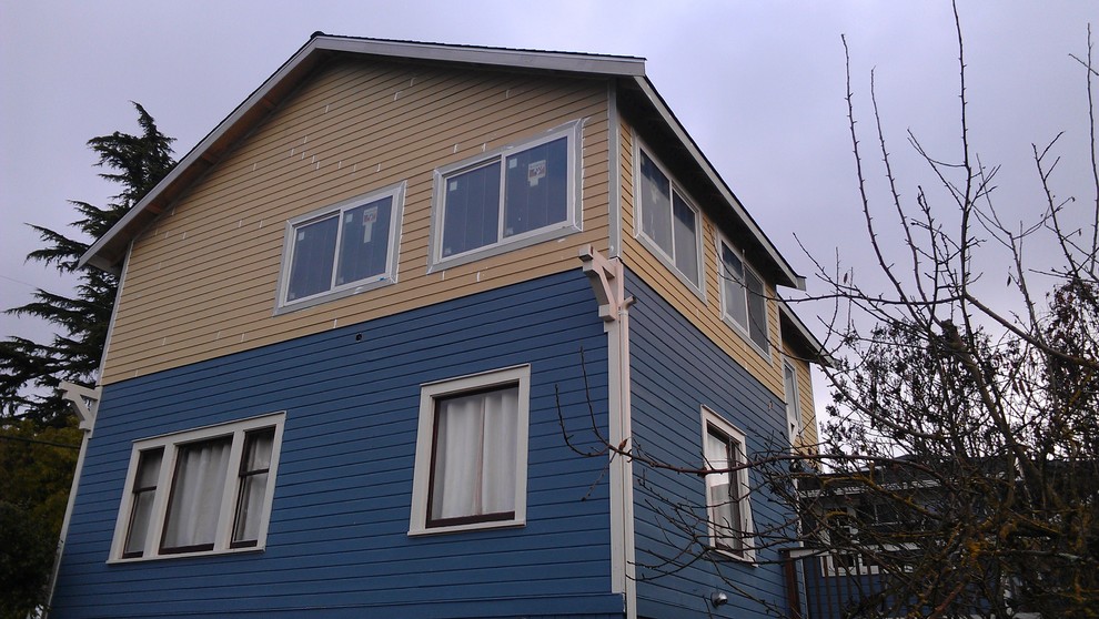Photo of a large country two-storey house exterior in Seattle.
