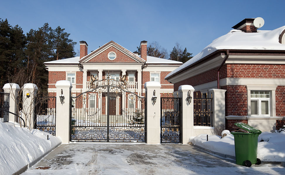 Белое кружево на красном