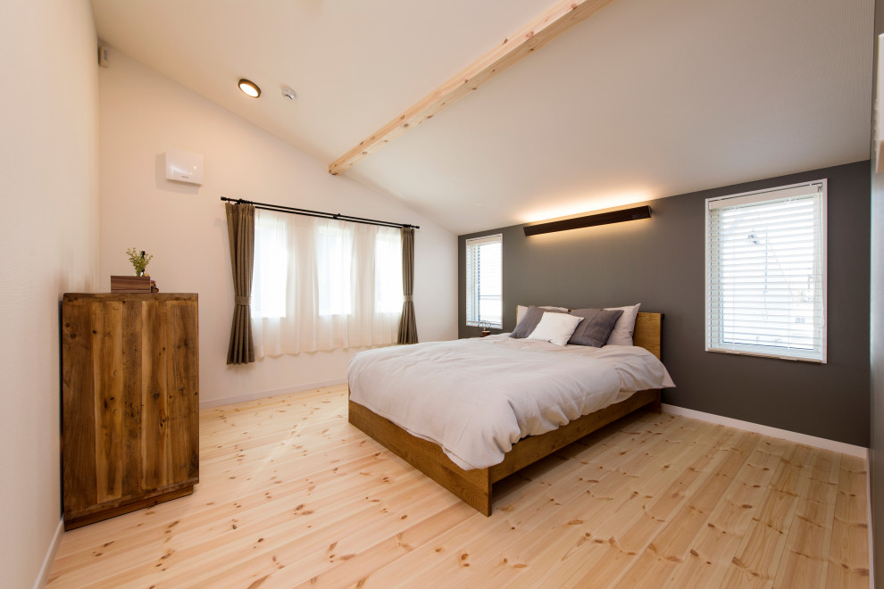 Cette image montre une chambre parentale de taille moyenne avec un mur gris, parquet clair, un sol beige, un plafond en papier peint et du papier peint.