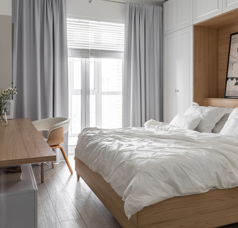 Свежая идея для дизайна: хозяйская спальня среднего размера, в светлых тонах, в белых тонах с отделкой деревом в скандинавском стиле с серыми стенами, полом из винила и серым полом - отличное фото интерьера
