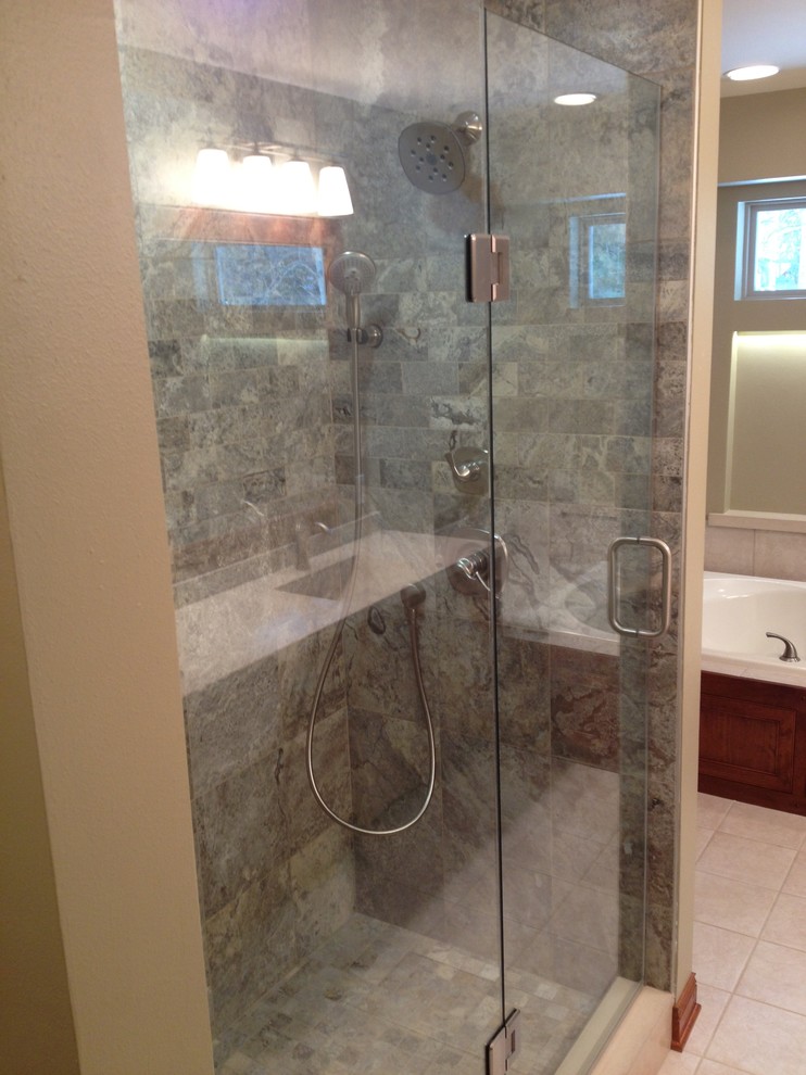 Стильный дизайн: ванная комната в стиле неоклассика (современная классика) с серой плиткой и каменной плиткой - последний тренд