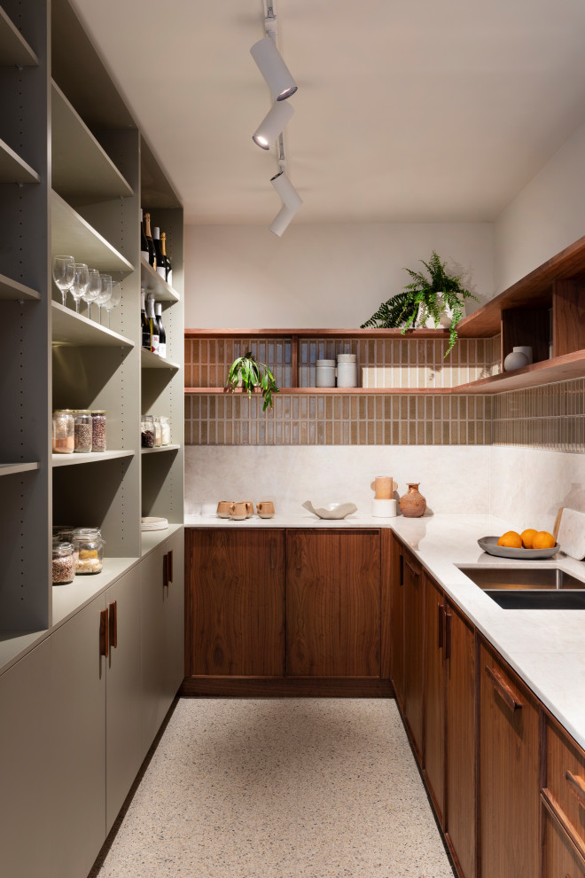 Zweizeilige, Große Moderne Küche mit Vorratsschrank, dunklen Holzschränken, Küchengeräten aus Edelstahl, Terrazzo-Boden und Kücheninsel in Melbourne