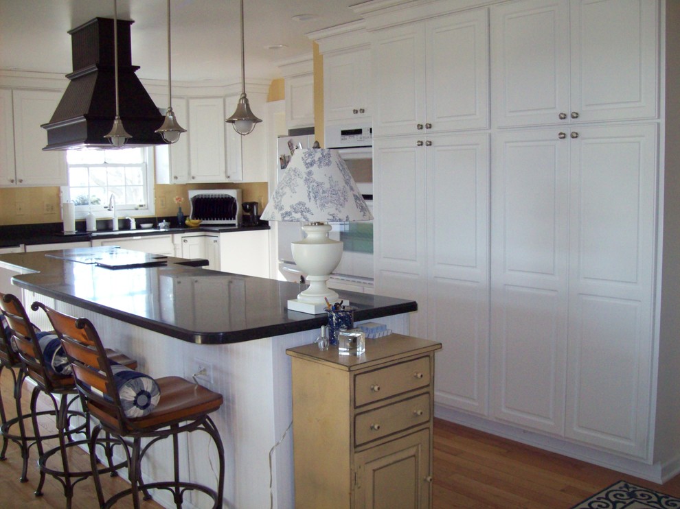 Example of a transitional kitchen design in Columbus