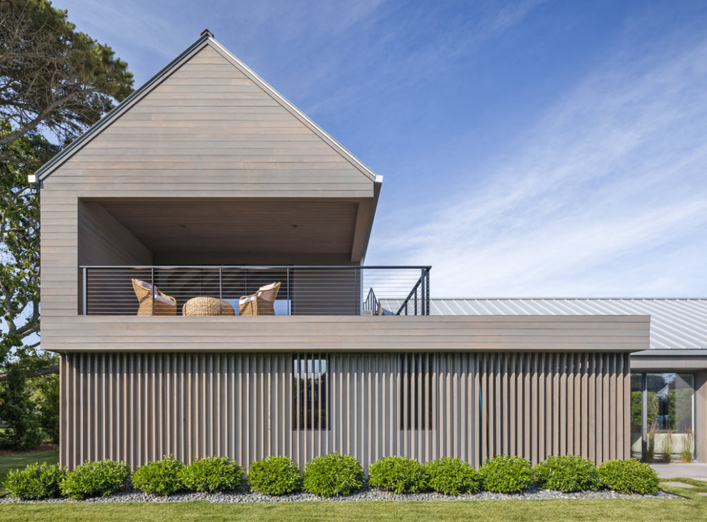 Diseño de terraza costera grande en azotea y anexo de casas con barandilla de metal